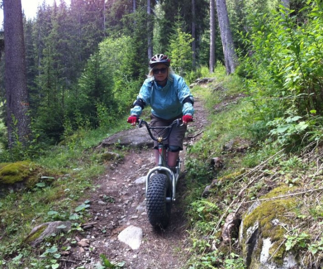 Trotinette tout terrain en foret.jpg